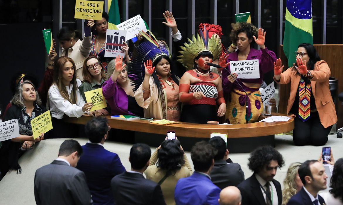 保護区制定は先住民の権利と主張する先住民相や与党議員達(©Lula Marques/Agencia Brasil)