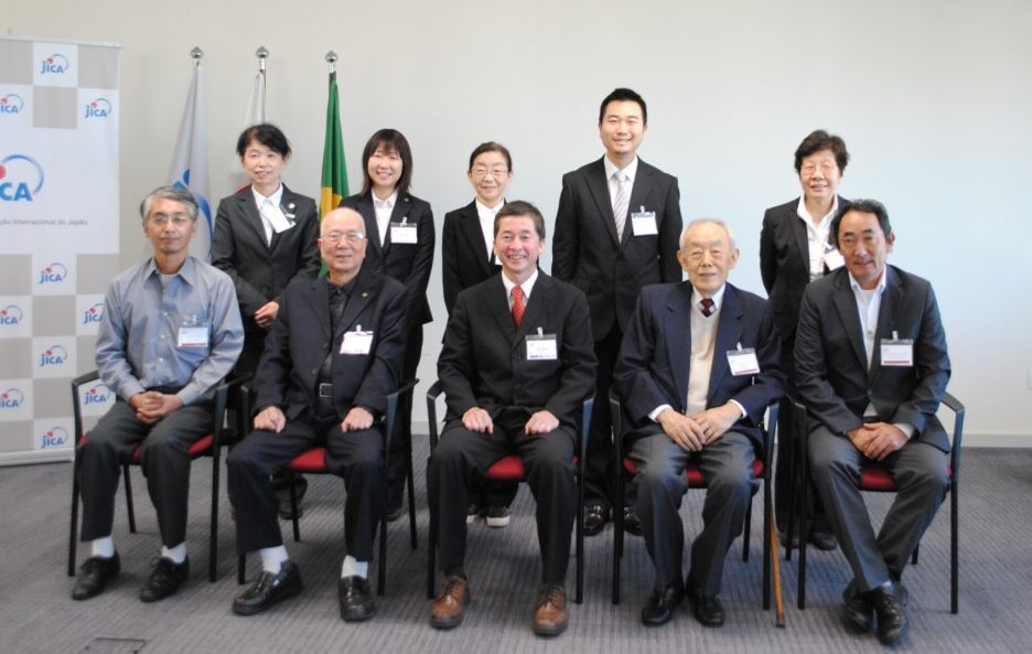 後列左から森岡、松田、公平、林、谷口さん。前列に派遣先関係者と中央に江口所長
