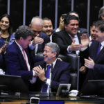 ２回承認された瞬間。中央手前がリラ議長（Foto Lula Marques/ Agência Brasil.）