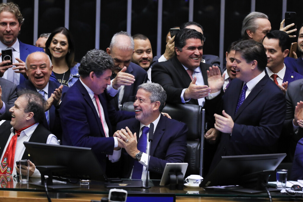 ２回承認された瞬間。中央手前がリラ議長（Foto Lula Marques/ Agência Brasil.）