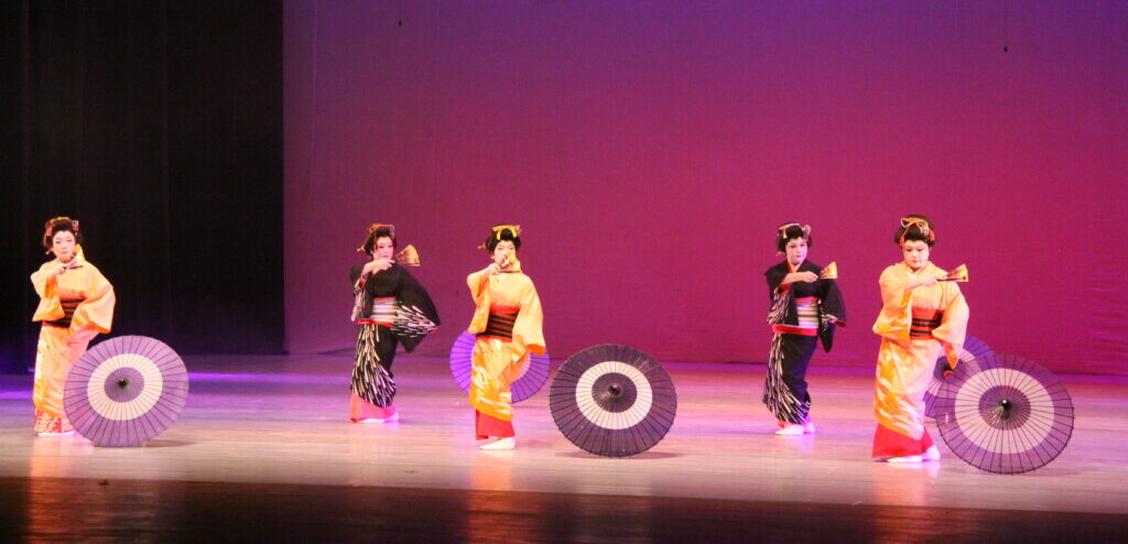 日系踊り会の『恋の柳橋』