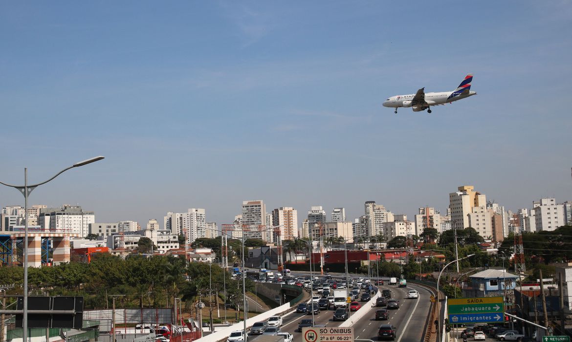 着陸態勢に入ったLATAM機（©Rovena Rosa/Agencia Brasil）