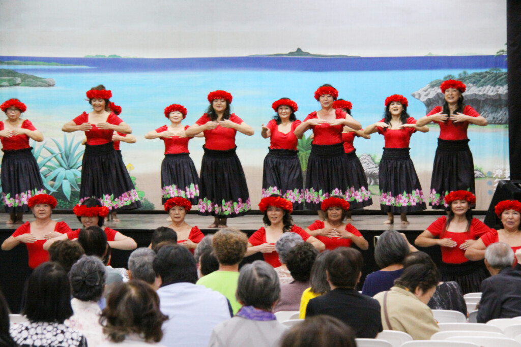 ビラ・カロン婦人会によるフラダンス