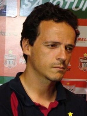 ジニス監督（Paulista FC Divulgação, via Wikimedia Commons）