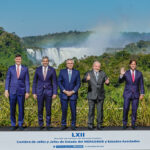 メルコスル首脳会議の記念写真、右から３人目がルーラ大統領、２人目がポウ大統領（Foto: Ricardo Stuckert/PR）