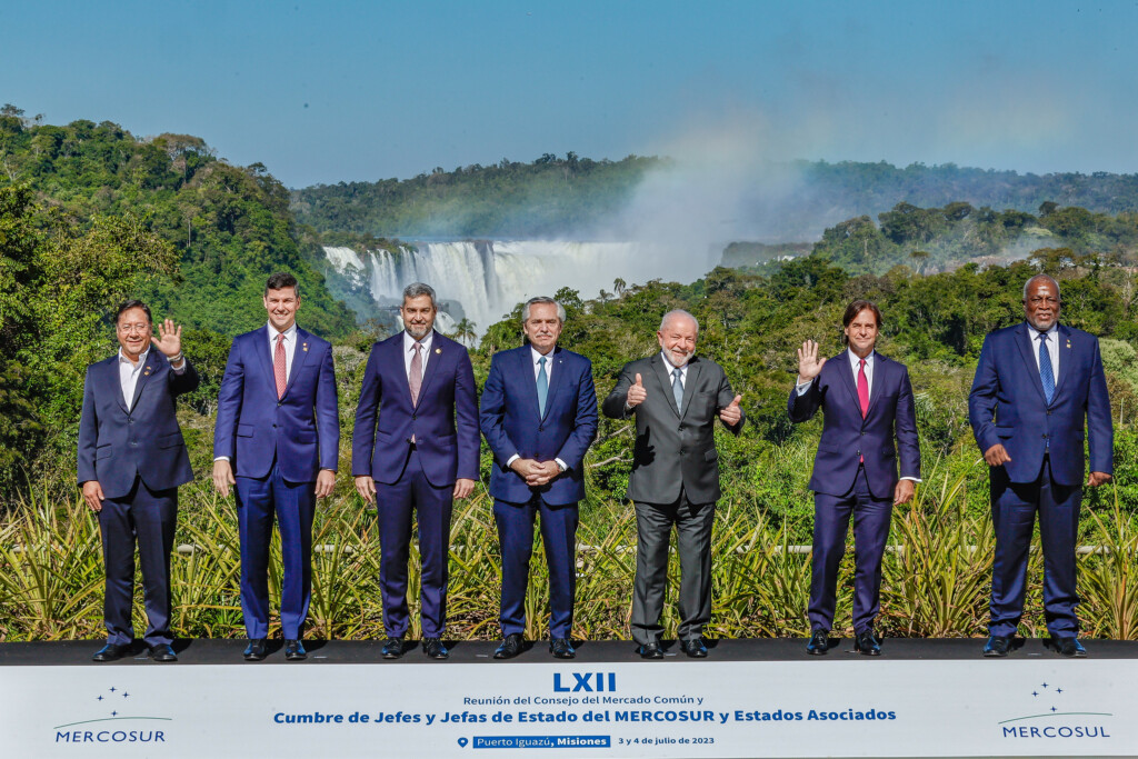 メルコスル首脳会議の記念写真、右から３人目がルーラ大統領、２人目がポウ大統領（Foto: Ricardo Stuckert/PR）