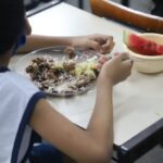 自然な材料または最低限の加工を施した食品を材料とした給食を食す子供（Alexandre Macieira/ Prefeitura do Rio）