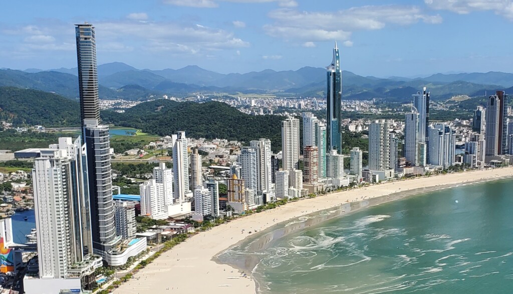 バルネアリオ・カンボリウ市の高層ビル地区（Trustable, via Wikimedia Commons）