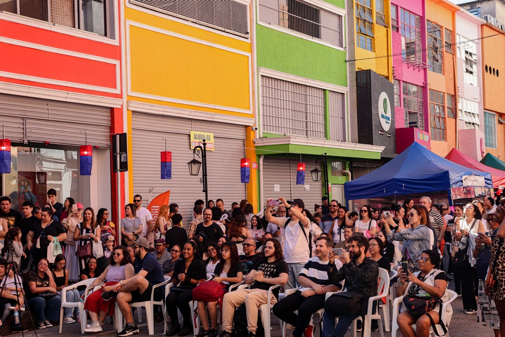 フェイラで行われるショーの観客（提供写真）