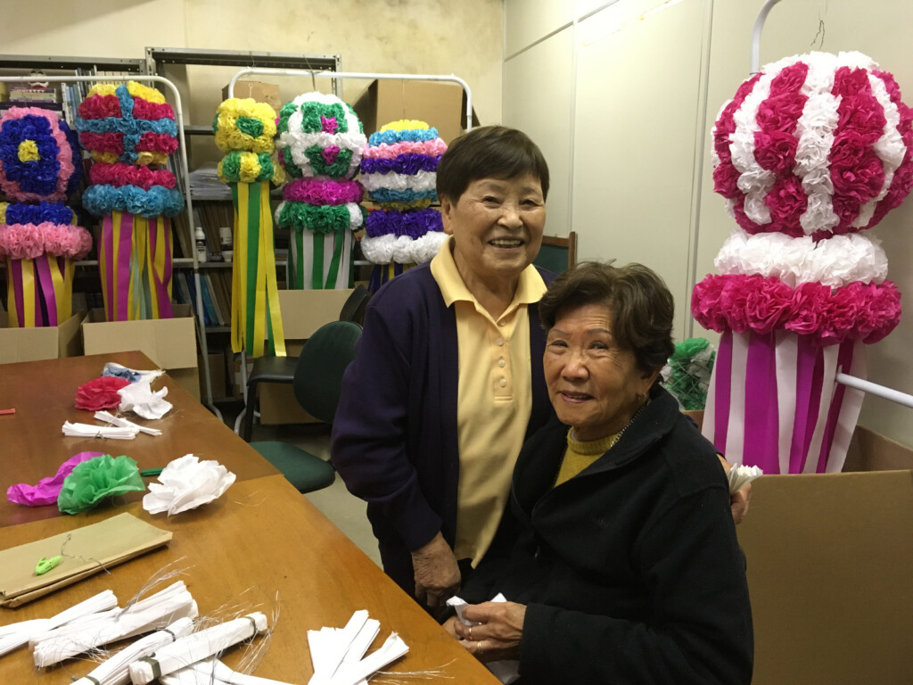 七夕飾りを作る伊藤フミエさん（左）と佐藤輝子さん