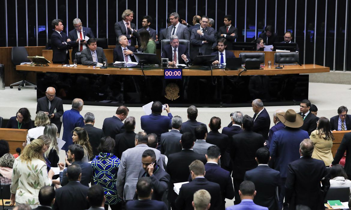 税制改革について協議中の下院本会議（©Lula Marques/Agencia Brasil）