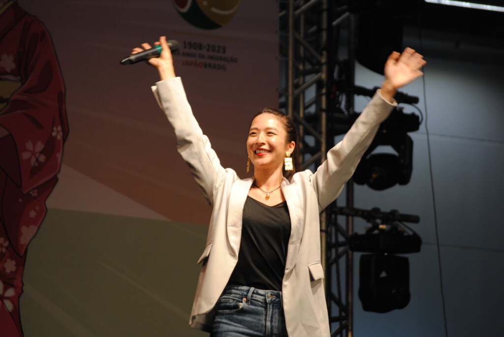 観客に手を振る本間愛花さん