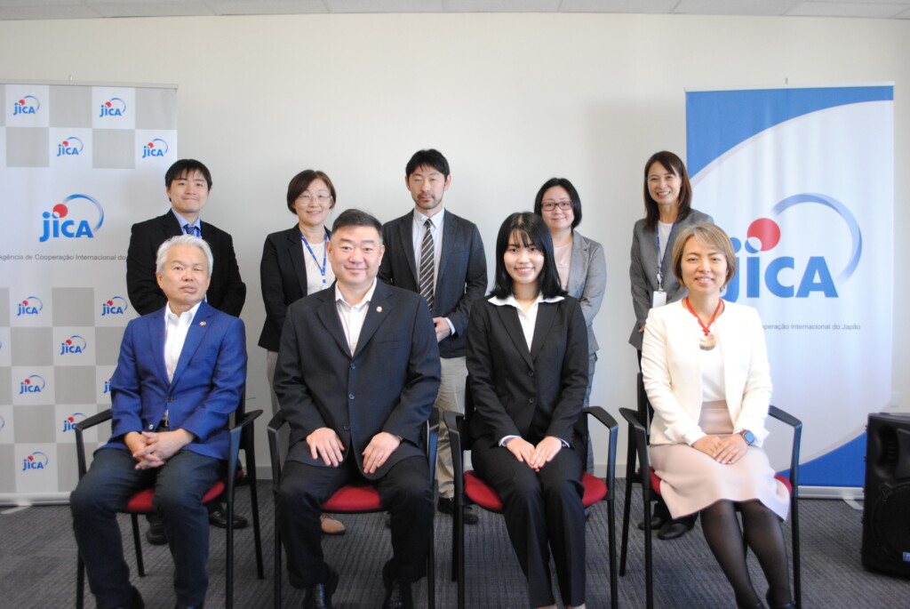 前列左から中島エドアルド文協事務局長、平野文協副会長、鶴岡さん、川村次長