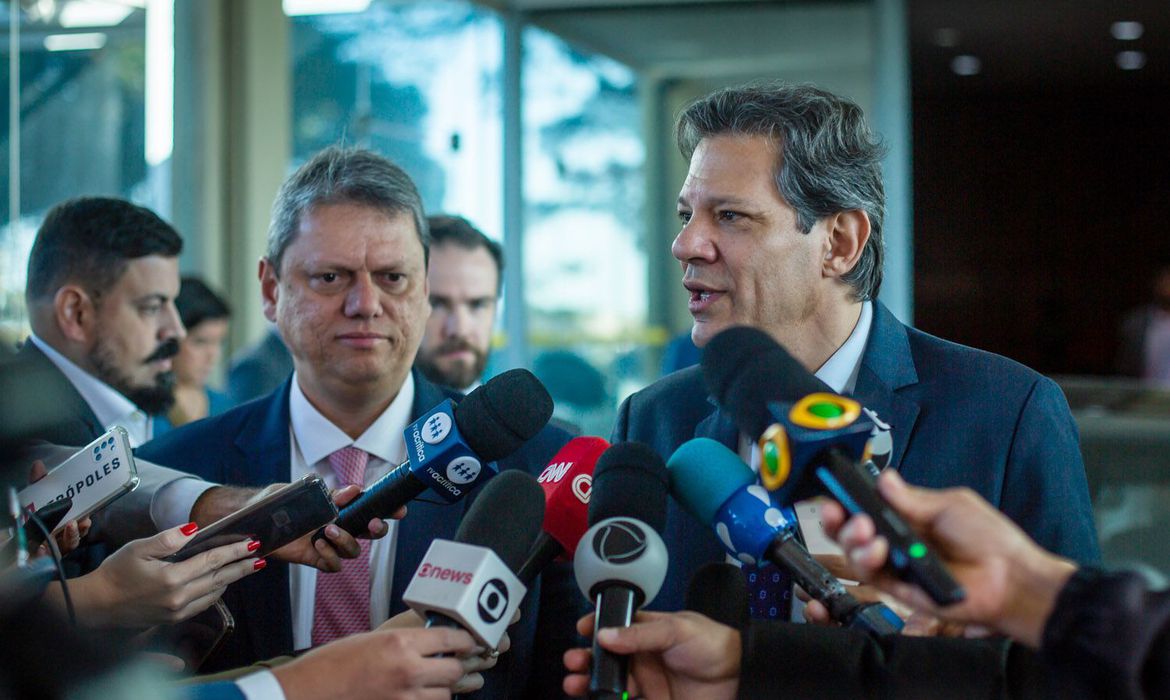 前大統領を頑なにさせたとされるタルシジオ知事（左）とハダジ財相の会見（©Diogo Zacarias/Ministerio da Fa）