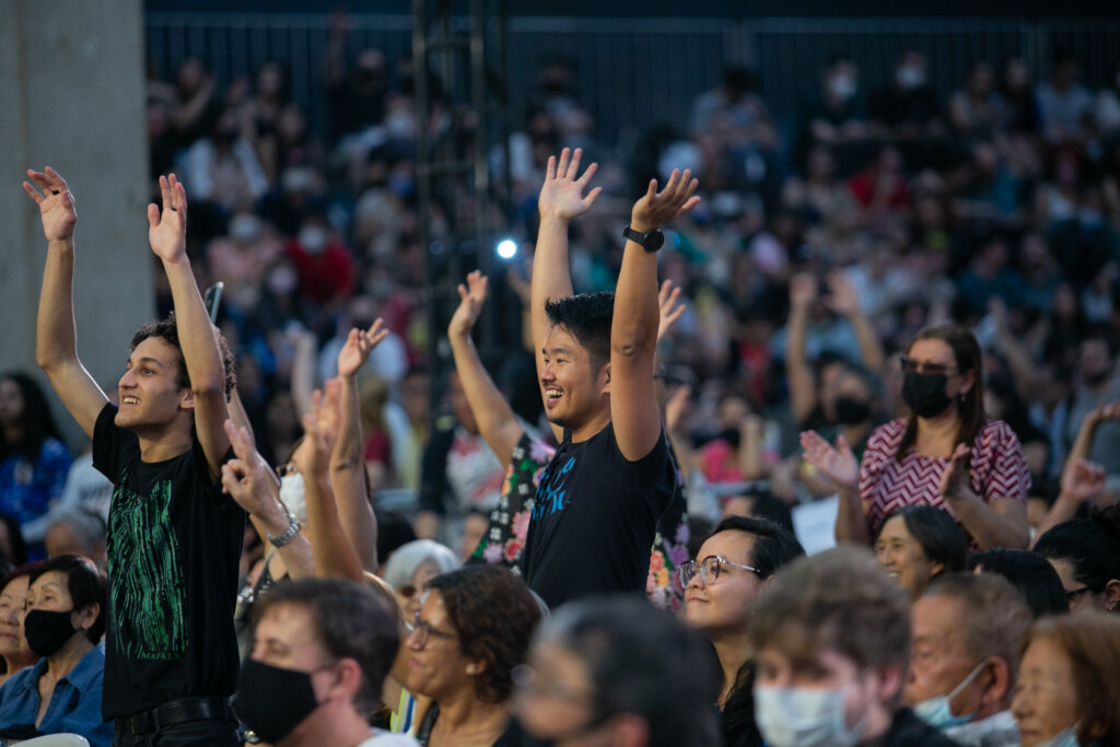 客席での来場者らの様子（提供写真）