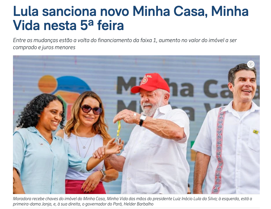 大統領から家の鍵を受け取る住民（１３日付ポデール３６０サイトの記事の一部）