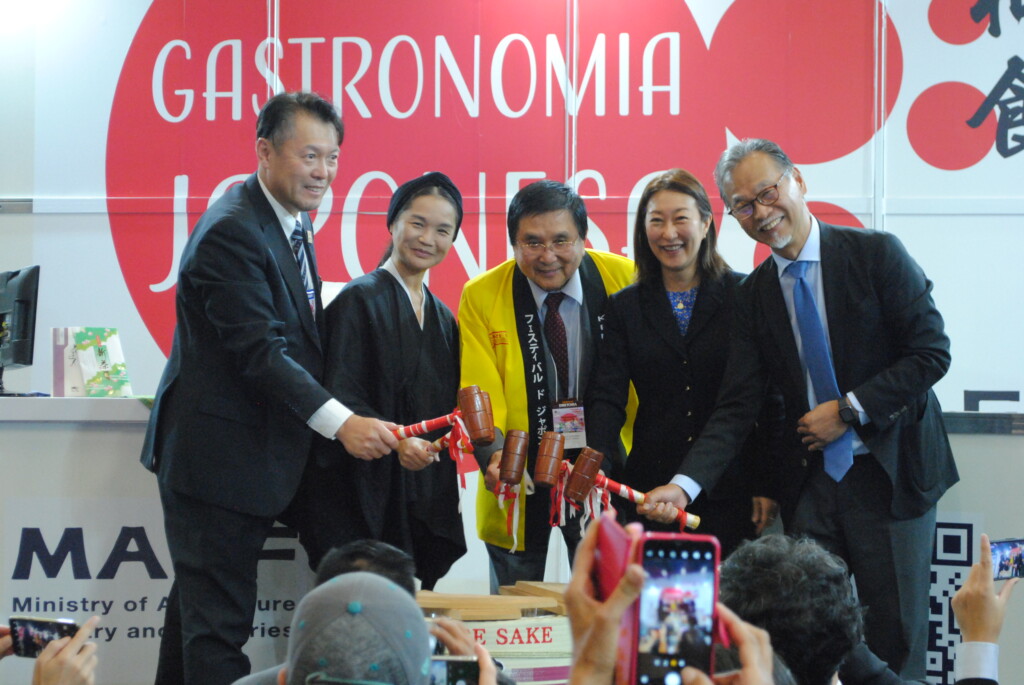 農林水産省とＪＥＴＲＯのブース開会式で行われた鏡割りに参加した川上氏、白石シェフ、市川会長、河田理事と桑名総領事（左から）