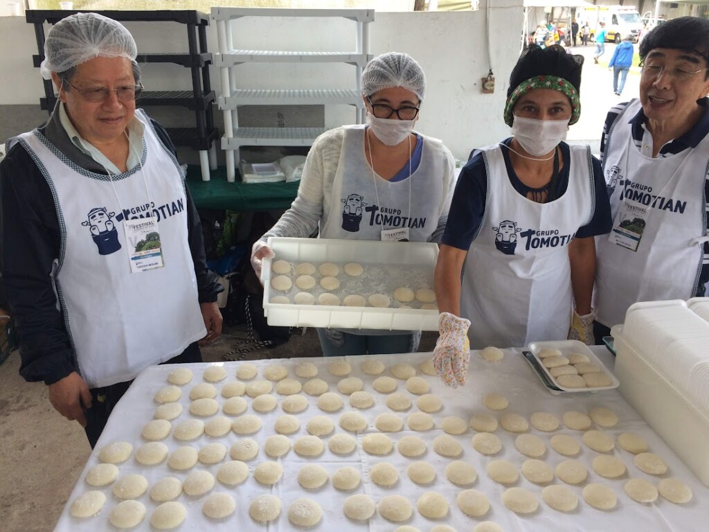 お餅を作るボランティアの皆さん