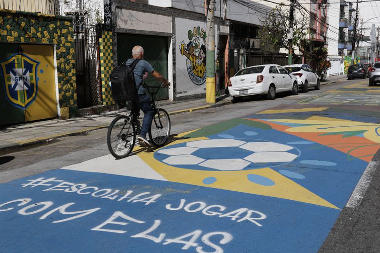 女子代表の初戦に合わせて描かれた路上や壁の絵（©Fernando Frazao/Agencia Brasil）
