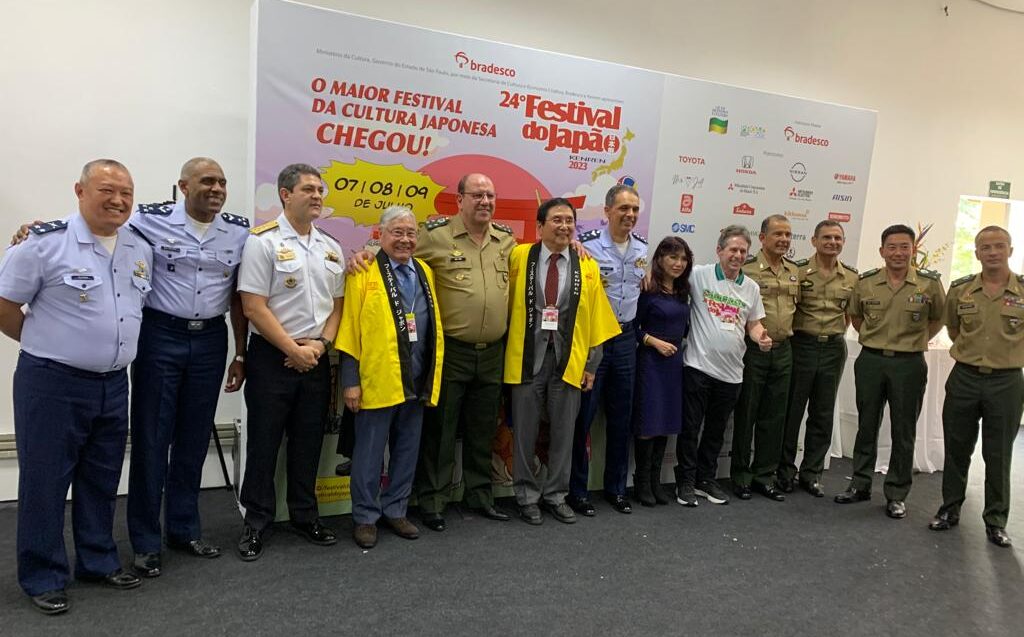 制服姿で来場した９人の将官の皆さん