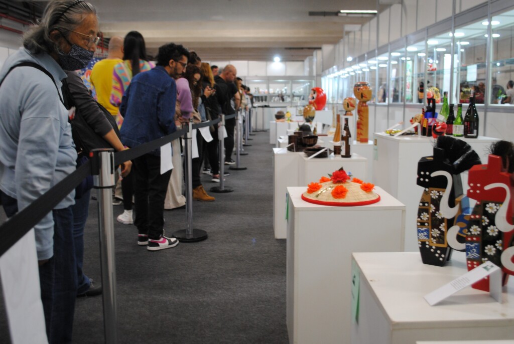 伝統工芸品を眺める来場者たち