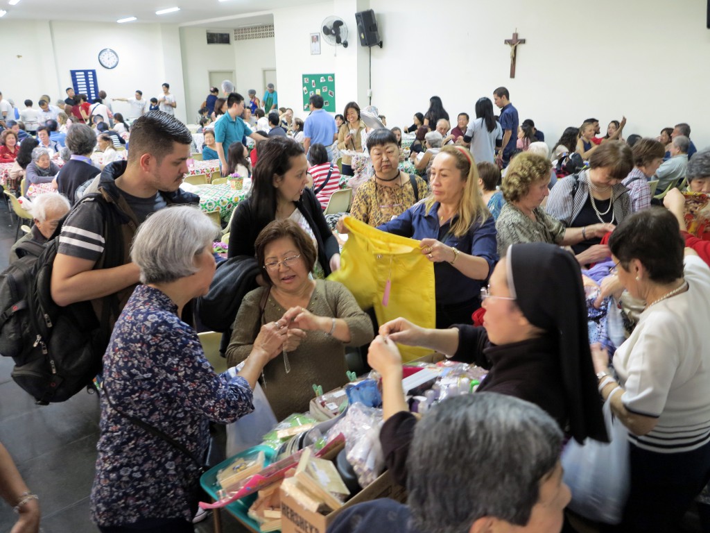 来場者が詰めかけたバザーの様子