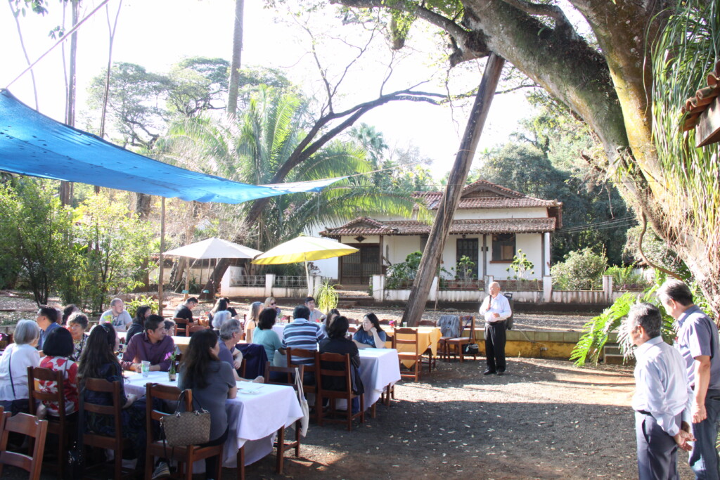 集いの様子。奥の日本式家屋がかつての山本喜誉司さんの書斎
