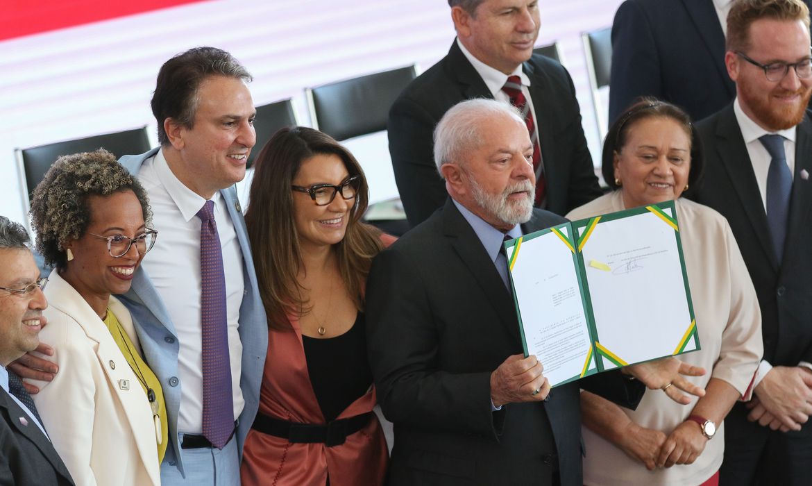 署名したばかりの法律を示すルーラ大統領（©Jose Cruz/Agencia Brasil）