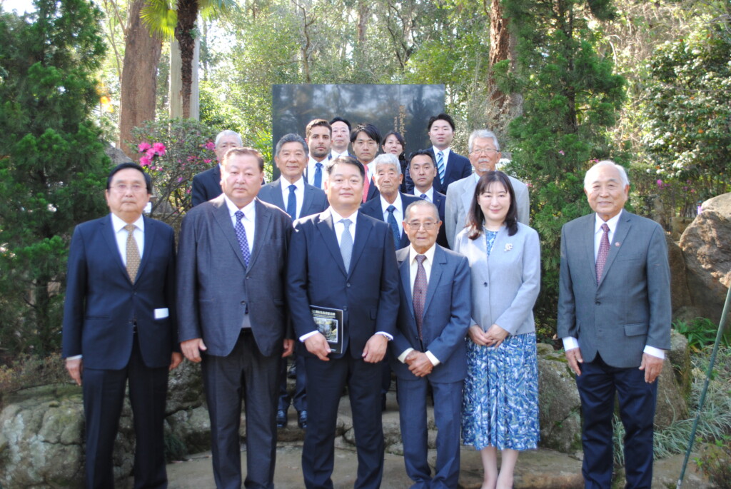 前列の左から市川県連会長、水岸議長、長崎知事、山口県人会会長、長崎夫人、谷口県連副会長