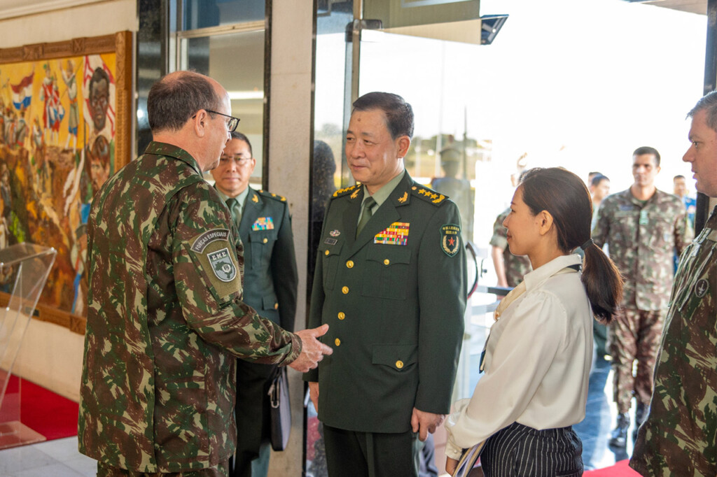 鄭和大将を迎えるブラジル陸軍のフェルナンド・ソアレス副参謀長（CCOMSEx）
