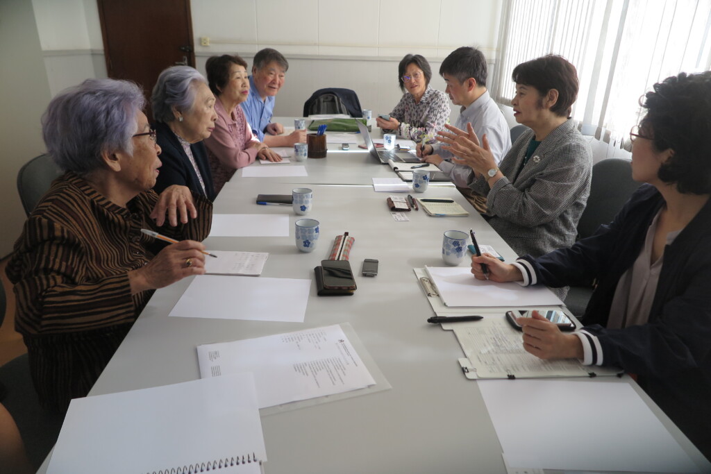 左側奥から広瀬さん、鈴木さん、小斎さん、吉田さん、右側が永江委員長、白石さん、久冨木原さん、末永さん