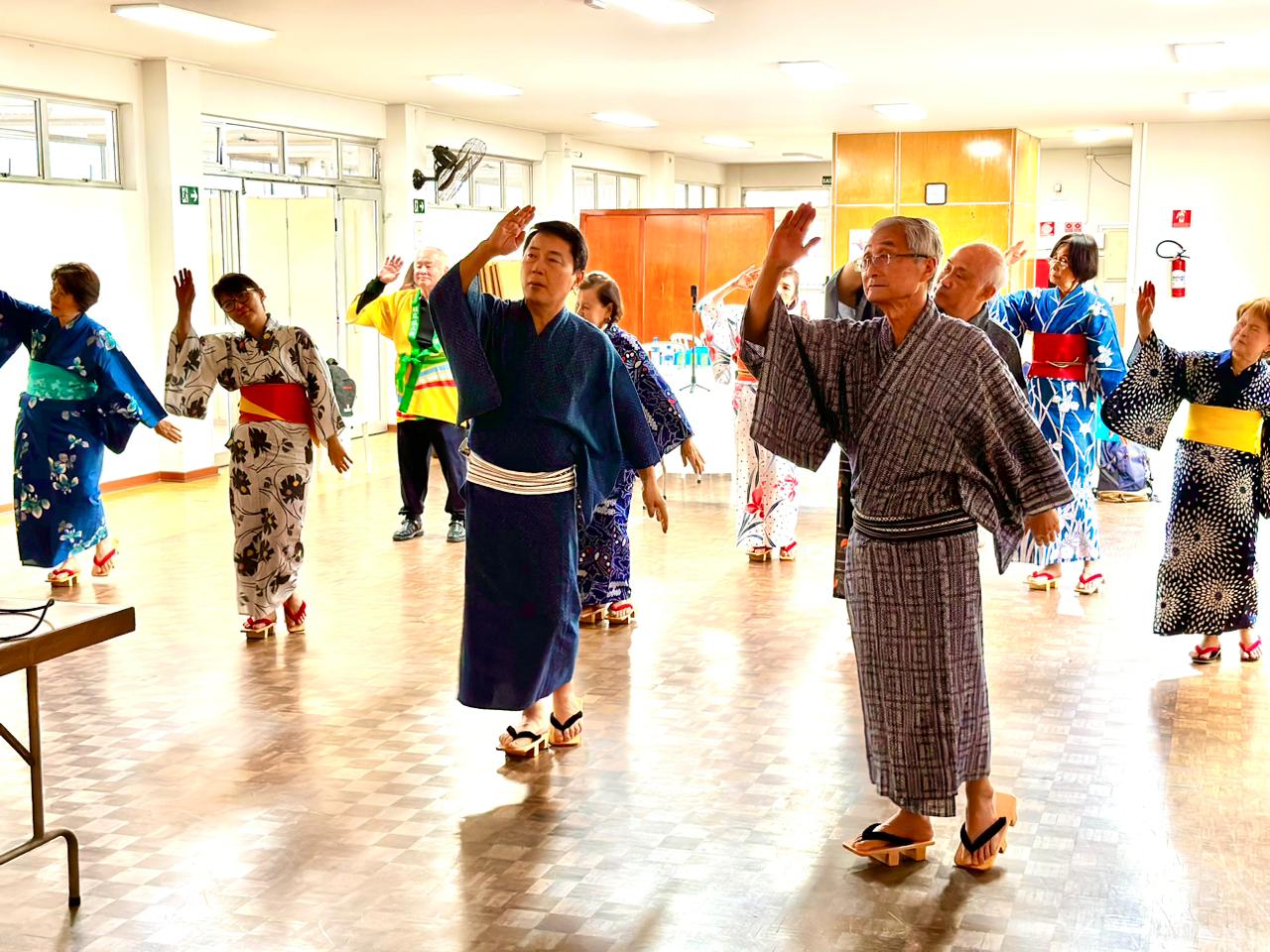 郡上踊りを踊る皆さん