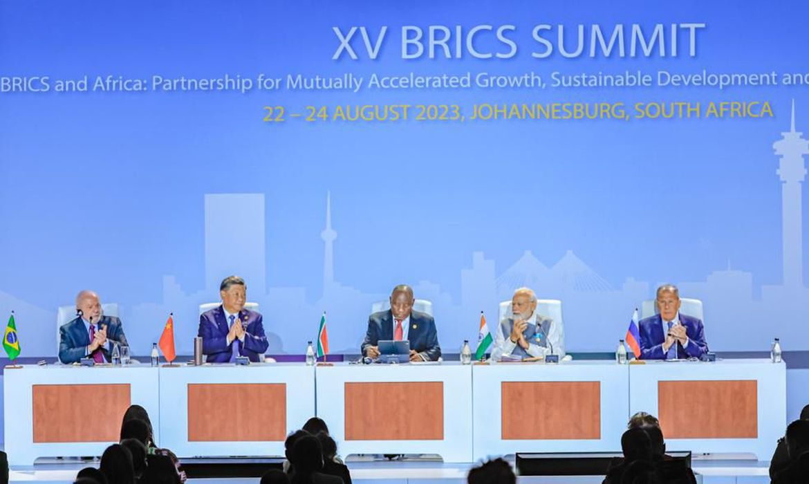 宣言を読み上げる南アフリカのシリル・ラマポーザ大統領（中央）とＢＲＩＣＳ諸国の首脳達（©Ricardo Stuckert/PR）
