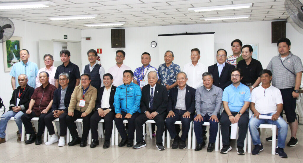 「沖縄県南米連絡事務所」の会合後に記念撮影する沖縄県人会関係者と県議会議員の皆さん