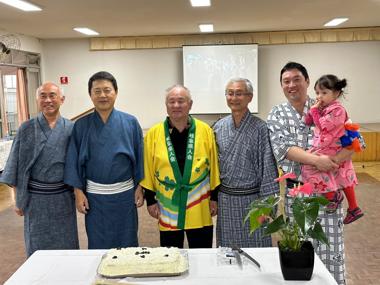 父の日を祝ってもらった参加者ら（一番右端がオノ・マルコス・アキオさん）
