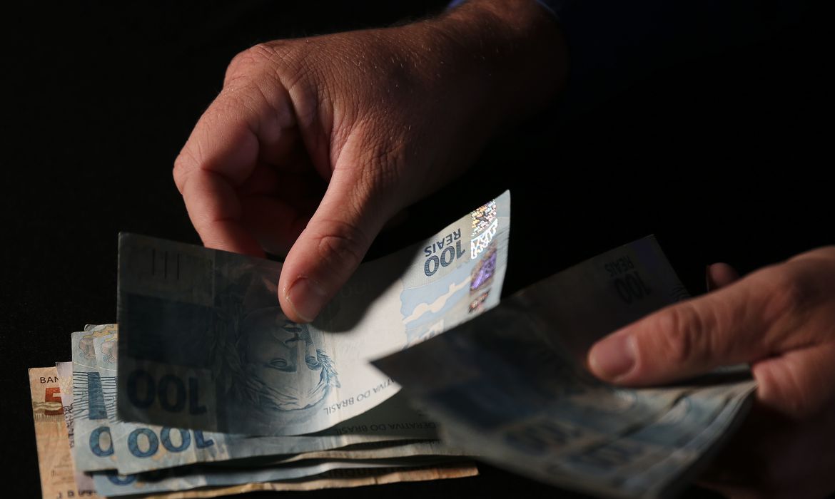 お金を数える人（イメージ画像、©Jose Cruz/Agencia Brasil）