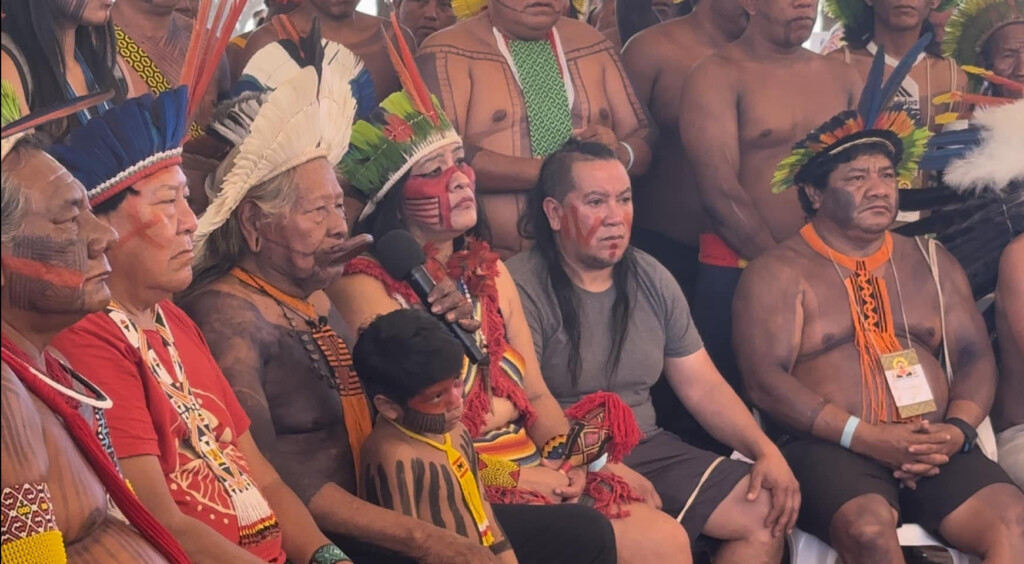 ラオニ氏（手前から３人目）を中心に様々な民族のリーダーがTV GLOBOのニュース番組の生中継に出演して集会の目的を訴えた（下郷さとみさん撮影・提供）