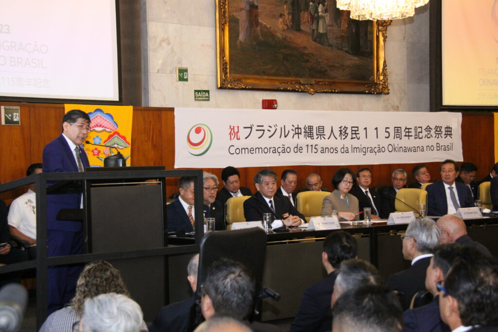 サンパウロ市議会での記念式典であいさつする高良会長（左端）