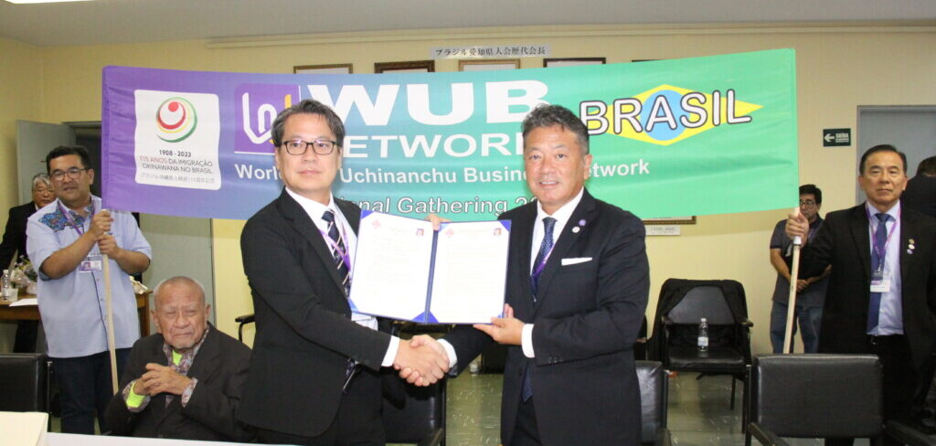 「国際産学連携協力に関する覚書」締結で握手を交わす砂川学長（左）と佐久田会長