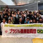 １２日にグアルーリョス国際空港に到着した沖縄からの一行を歓迎する皆さん