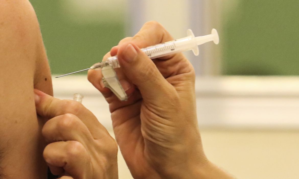 ワクチン接種を受ける人（©Rovena Rosa/Agencia Brasil）