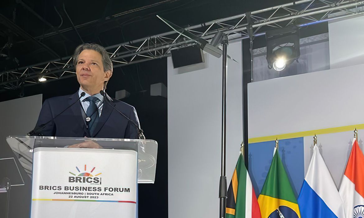 ビジネスフォーラムでのハダジ財相(©Ministerio da Fazenda/Gov)