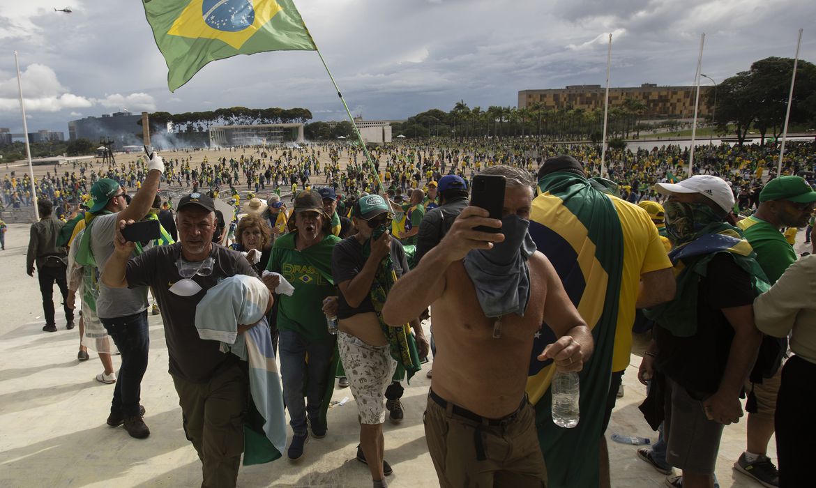 三権中枢施設襲撃事件の参加者達（©Joedson Alves/Agencia Brasil）