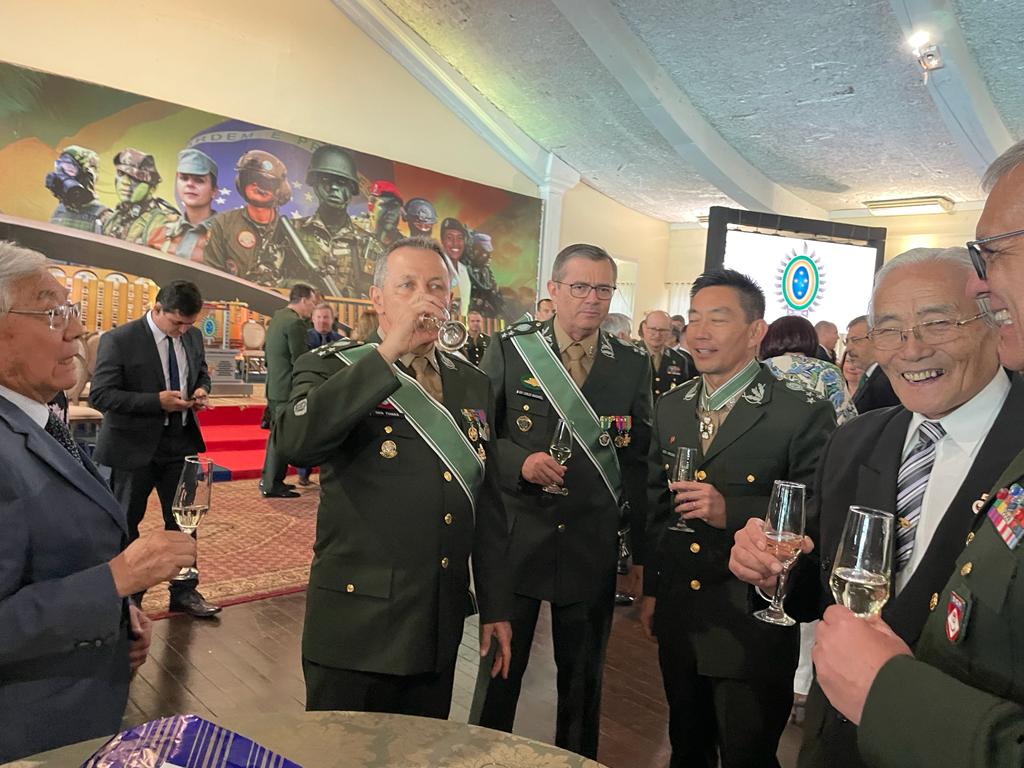 左が平崎さん。中央が清酒で乾杯した昇進将官の皆さん、右から３人目がヒロシ中将