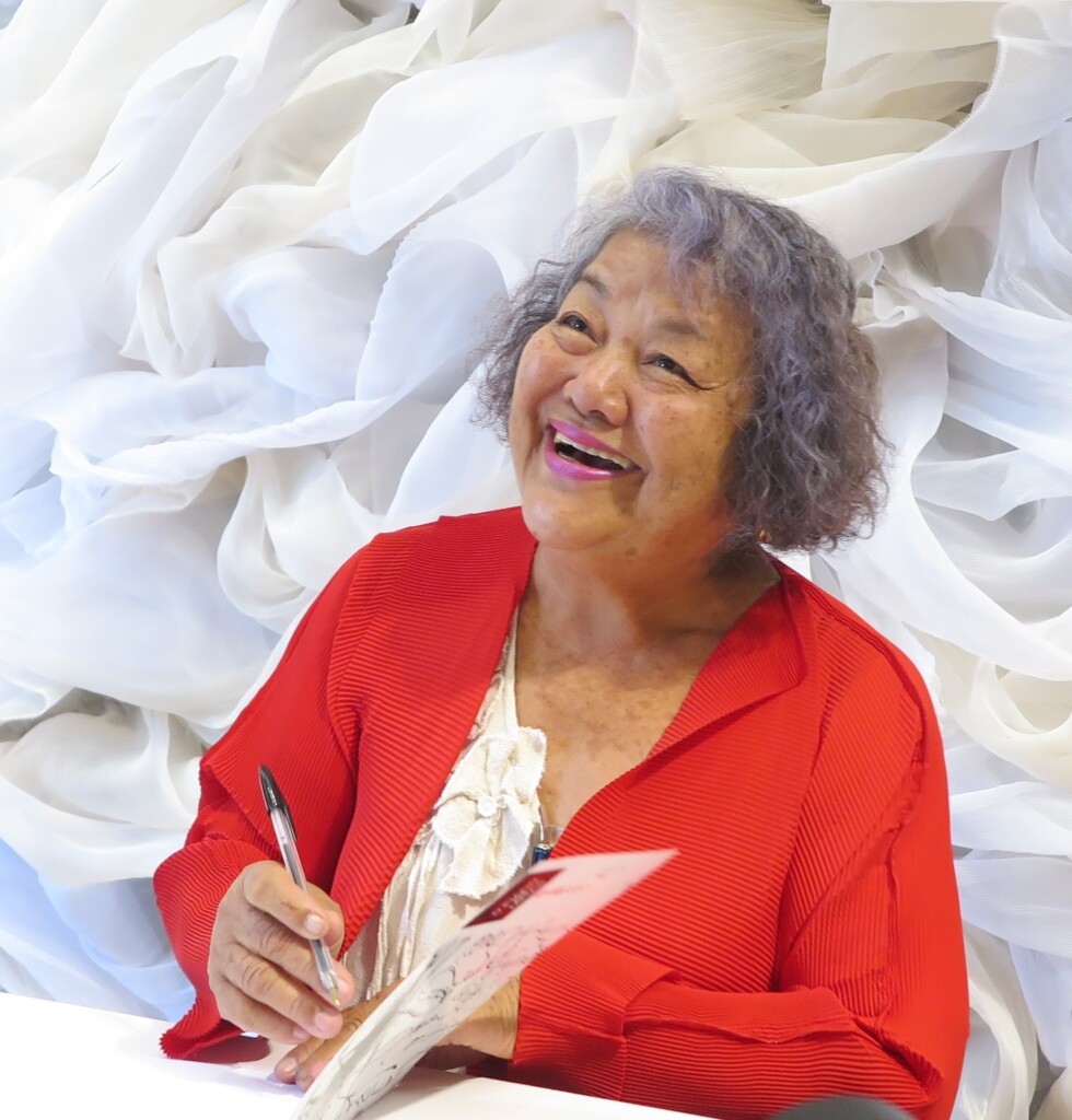 来場者と談笑しながらサインをする弓場勝重さん