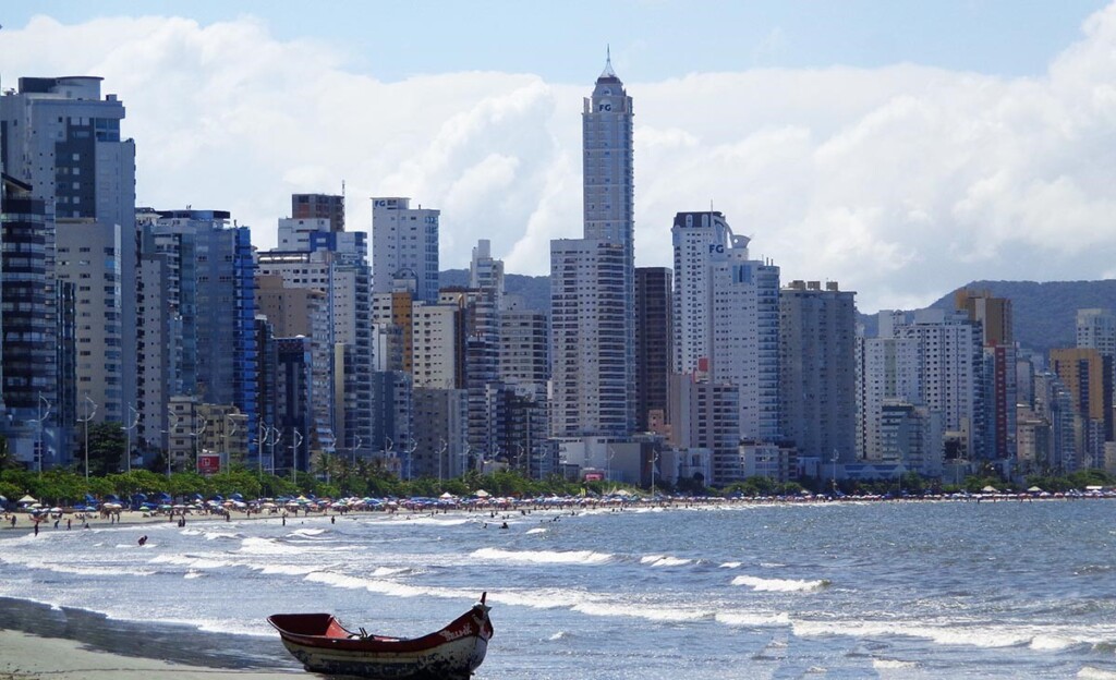 高層アパートが立ち並ぶバルネアリオ・カンボリウ市の海岸（Jair Prani, via Wikimedia Commons）