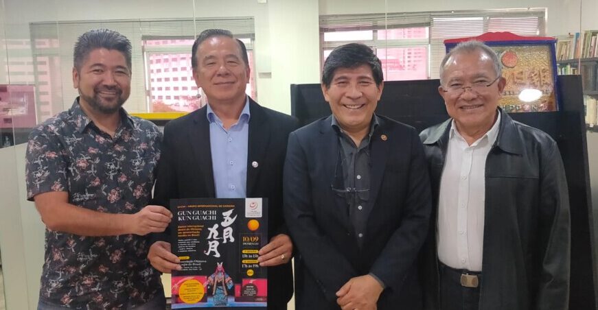 「日本語のセリフにポ語字幕付きで誰にでも楽しめる。ぜひ見に来て」と薦める照屋マルコスさん、知花ルイさん、高良律正さん、島袋栄喜さん