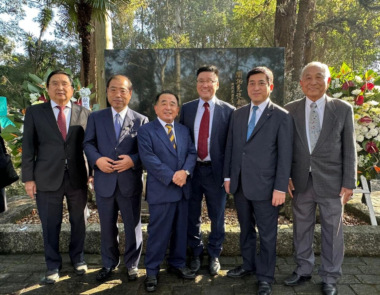 左から市川県連会長、松里鹿児島県議会議長、本坊輝雄南さつま市長、文岡県人会長、塩田県知事、谷口ジョゼ県連副会長