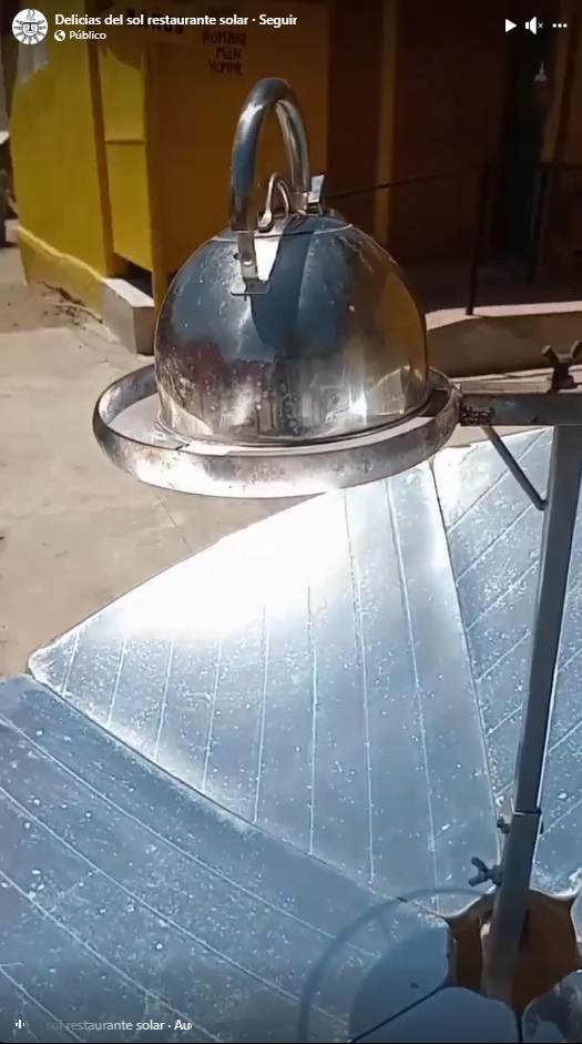 太陽光を集めてやかんのお湯を沸かす様子（https://www.facebook.com/reel/929528748217284）