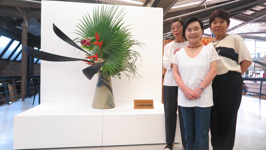 皆で力を合わせて作った、花展で一番大きな大作。島野蝶子さん、阿部すみ子さん、高田和枝さん